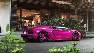 Lamborghini Aventador v růžové 1