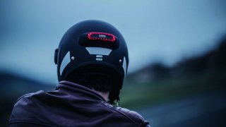 Světlo pro motorkáře, které dokáže při nehodě přivolat pomoc
