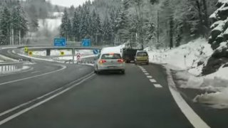 Řidiči zmatkují u nově postavené křižovatky na Liberecku. Problém ale není nedostatek značení