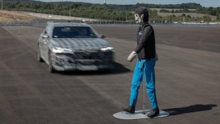 BMW v Sokolově zahájilo „testování testování“. Auta zde trénují na velkém hřišti i fiktivní dálnici