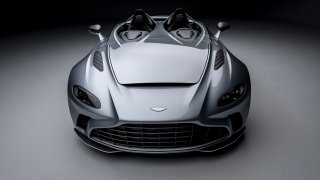 Aston Martin V12 Speedster je supersport inspirovaný stíhačkou. Stojí 22 milionů a dokáže letět 300