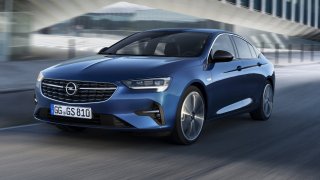 Modernizovaný Opel Insignia nabídne úspornější motory, uhlazenější design a inteligentní světlomety