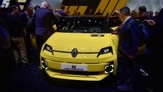 Renault 5 oslavuje krásu automobilového designu. Je roztomile jiný a má držák na bagetu