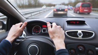 Častým řízením aut se snižuje inteligence, tvrdí britský výzkum