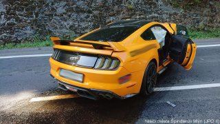 Nehoda Ford Mustang a Škoda Rapid