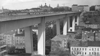 Nuselský most slaví padesátiny. Konstrukci testovaly tanky i raketové motory, vozovku měl z Rakouska