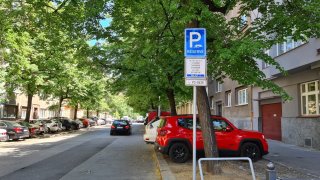 Senioři mohou svým příbuzným umožnit parkovat zdarma na modrých zónách. Podmínkou je jejich věk