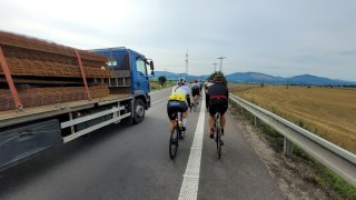 Pokud míříte na Slovensko, netrubte na cyklisty, kteří jedou vedle sebe. Povoluje jim to zákon