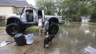 Monster trucky a velké pickupy zachraňovaly během hurikánu v Texasu životy