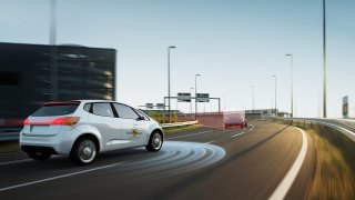 Řidič vs. technika: Euro NCAP otestoval úroveň jízdních asistentů u deseti aut. Tesla až šestá