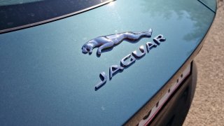 Luxusní Jaguar byl 30 let skrytý ve stodole. Video překvapuje stavem po vyčištění