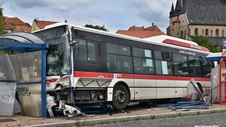 Za tragickou nehodu linkoveho autobusu ve Slaném může nejspíš obuv řidiče. Měl žabky