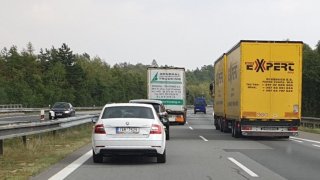 Únorové změny na silnicích: Zákaz předjíždění kamionů a nové dálniční známky