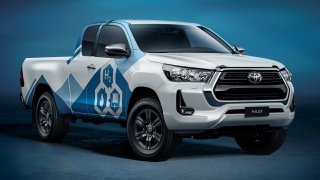 Pick-up Toyota Hilux bude mít i vodíkovou verzi. Dostat se má do malosériové výroby