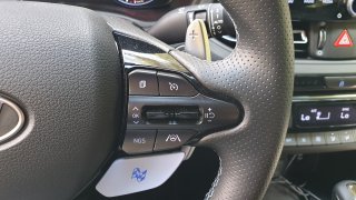 Hyundai i30 N má kouzelné tlačítko, které z něj dělá bestii. Funguje jen 20 vteřin a těžko se hledá