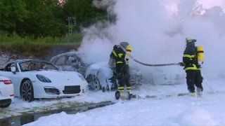 Demonstranti v Hamburku zapálili parkoviště plné Porsche