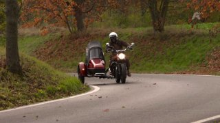 Recenze motocyklu Royal Enfield Interceptor a sidecar Velorex