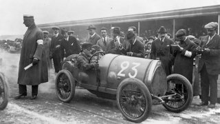 Před 100 let zneškodnil Ettore Bugatti zabijáka motorsportu. Nastolil nový trend, který trvá dodnes