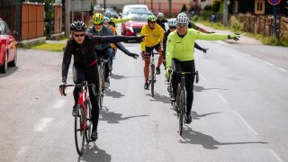 Jak zlepšit vztah řidičů a cyklistů v Česku? Rozvod, Sagana a víc Regeců s papíry na kamión