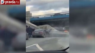Míchačka zavadila o most a srazila jej na projíždějící auto