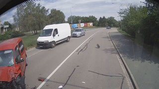 Video: Špatné držení volantu vedlo ke zbytečné nehodě. Podívejte se, jak se dá v Brně trefit autobus