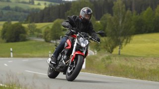 Přehled nejzábavnějších nahatých motocyklů, které se dají pořídit do 200 tisíc korun