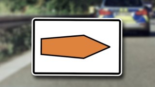 Značka s oranžovou šipkou zkrátí řidičům čekání v kolonách. Ti ji však přehlíží, protože ji neznají