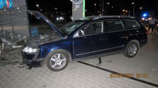 V areálu Škodovky došlo k vážné nehodě. Řidič najel do vjezdové brány a srazil několik lidí