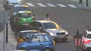 Podívejte se, jak se v Praze bojuje o parkovací místa: hadicí s vodou, nebo zalehnutím sokova auta