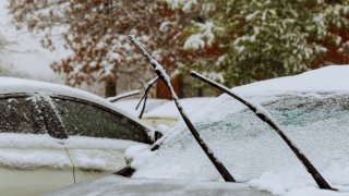 Zamrzlé okno u auta lze poškodit i neškodnou škrabkou. Máme několik rad a tipů, jak na námrazu
