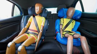 Autoklub důrazně varuje rodiče před doporučením automobilek, které může vážně ohrozit jejich děti