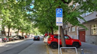 Zrušit volné parkování elektromobilů v Praze je chyba, píší asociace v otevřeném dopise Hřibovi