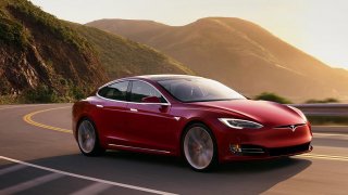 Alza začala prodávat elektromobily Tesla 4