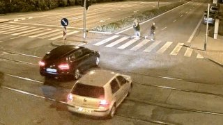 Záběry, ze kterých mrazí: Řidič srazil tři mladé ženy na přechodu, když jim jiný dával přednost