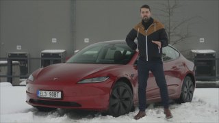 Nová Tesla za milion jezdí výborně. Vyzkoušeli jsme ji během opravdové české zimy