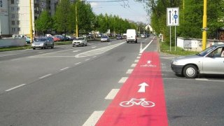 Politik žaluje Mnichov. Na prázdných pruzích vyhrazených pro cyklisty pořádá na protest pikniky