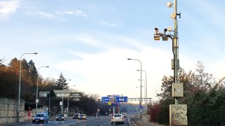 V Praze měří rychlost přes 100 kamer. Jedna z nich hlídá přestupek, který policie nevidí