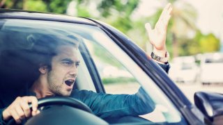 Výzkum hovoří jasně: Řidiči drahých aut se na silnici chovají arogantněji než ostatní