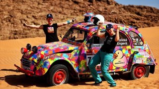 Rallye Dakar poprvé v historii zdolal Citroën 2CV. Řídila ho česká dámská posádka