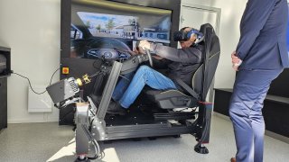 Žádné nudné učebnice ani videa, do autoškol míří simulátor s virtuální realitou. Vyzkoušeli jsme ho