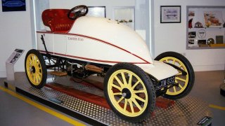 Když elektromobil poprvé překonal rychlost 100 km/h, tak se s tím jezdci parních strojů nesmířili a odpověděli světovým rekordem 120 km/h. To bylo před 115 lety!