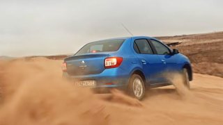 Dacia Logan v odvážné reklamě driftuje pouští i čelí bouřím