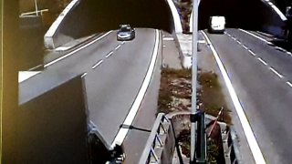 Video: Náklaďák v protisměru v tunelu ohrozil v Brně desítky řidičů