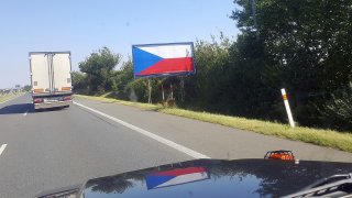 Stovky billboardů s českou vlajkou matou řidiče na