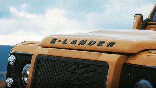 Starý Land Rover, který má 600 koní a vnitřnosti Tesly? To není vtip, ale E-Lander