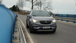 Opel Mokka X je ideální ojetinou nejen pro důchodce. Konkurenty válcuje možností pohonu 4x4