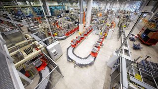 Švédská továrna na motory je prvním klimaticky neutrálním výrobním závodem automobilky Volvo Cars