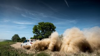 Horko, rozvířený prach a boj o každou sekundu. Rally světového formátu se dá zažíti i v Česku