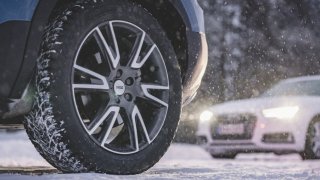 Znáte nejčastější zimní mýty českých řidičů? Je mezi nimi i nalití benzinu do naftového agregátu
