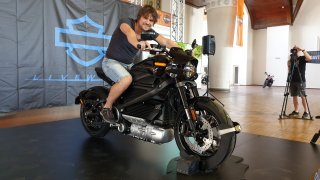 Osedlali jsme elektrický Harley-Davidson LiveWire. Jeho zvuk má připomínat přistávající stíhačku